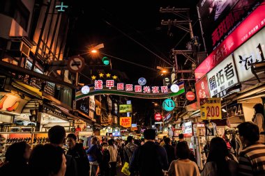 Taichung, Tayvan - 26 Nisan 2018: Fengjia Gece Pazarı, Feng Chia Üniversitesi'nin yanında yer alan bir gece pazarıdır. Tayvan'ın en büyük gece pazarı olduğu iddia edildi..