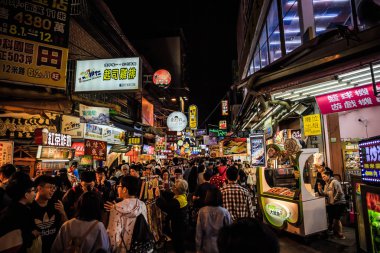 Taichung, Tayvan - 26 Nisan 2018: Fengjia Gece Pazarı, Feng Chia Üniversitesi'nin yanında yer alan bir gece pazarıdır. Tayvan'ın en büyük gece pazarı olduğu iddia edildi..