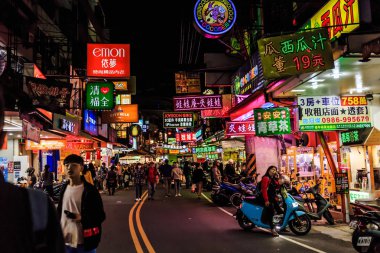 Taichung, Tayvan - 26 Nisan 2018: Fengjia Gece Pazarı, Feng Chia Üniversitesi'nin yanında yer alan bir gece pazarıdır. Tayvan'ın en büyük gece pazarı olduğu iddia edildi..