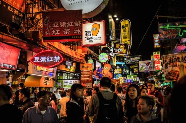 Taichung, Tayvan - 26 Nisan 2018: Fengjia Gece Pazarı, Feng Chia Üniversitesi'nin yanında yer alan bir gece pazarıdır. Tayvan'ın en büyük gece pazarı olduğu iddia edildi..