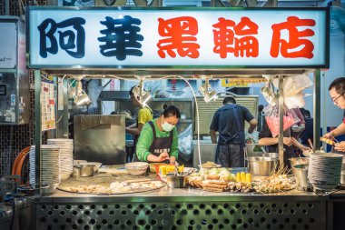 Taichung, Tayvan - 26 Nisan 2018: Fenjia gece pazarında bir Japon Oden tezgahı