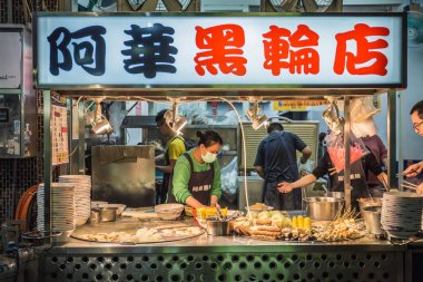 Taichung, Tayvan - 26 Nisan 2018: Fenjia gece pazarında bir Japon Oden tezgahı