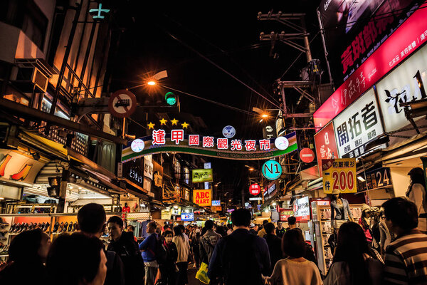 Тайчун, Тайвань - 26 апреля 2018 года: Ночной рынок Фэнцзя - это ночной рынок, расположенный рядом с университетом Фэнцзя. Считается крупнейшим ночным рынком Тайваня
.