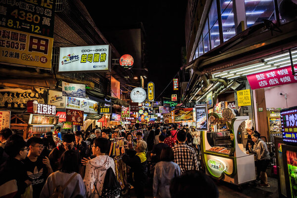 Тайчун, Тайвань - 26 апреля 2018 года: Ночной рынок Фэнцзя - это ночной рынок, расположенный рядом с университетом Фэнцзя. Считается крупнейшим ночным рынком Тайваня
.