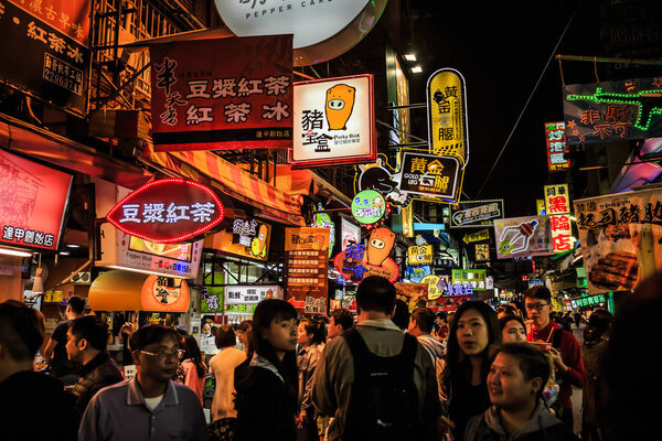 Тайчун, Тайвань - 26 апреля 2018 года: Ночной рынок Фэнцзя - это ночной рынок, расположенный рядом с университетом Фэнцзя. Считается крупнейшим ночным рынком Тайваня
.