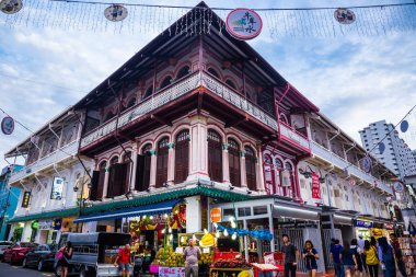 Çin Mahallesi, Singapur - 23 Temmuz 2019: Tarihi Çin Mahallesi 'nde kahverengi ahşap panjurlu ve kemerli pencereli geleneksel Singapur mağazası