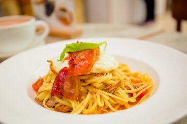 Baharatlı pastırma, kiraz domates ve üstüne güneşli yumurta ile domuz linguine çekti.