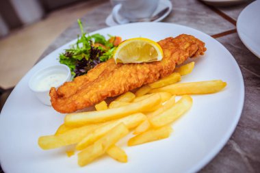 Limon-dereotu balık & patates kızartması domates salatası ve limon mayonez ile cips 