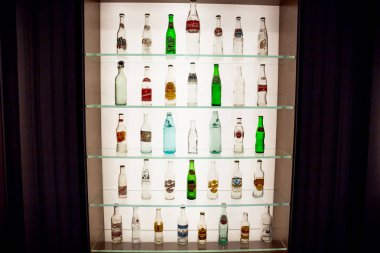 Singapur - 24 Temmuz 2019: Bu sergi, Singapur 'daki gıda ambalajı dünyasını, 19. yüzyılın sonlarından 20. yüzyılın başlarına kadar şişeleme ve konserve fabrikalarını kapsıyor..