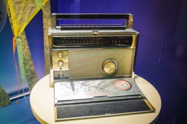 Singapur Ulusal Müzesi 'nde eski bir taşınabilir transistör radyo sergisi..
