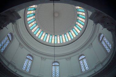 Singapur Ulusal Müzesi 'ndeki koloni tarzı binanın kubbesinde lekeli cam süslemeler var.