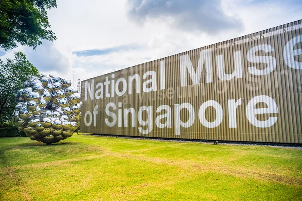 Das Freigelände Des Nationalmuseums Von Singapore Mit Einer Installation Zeitgenössischer — Stockfoto