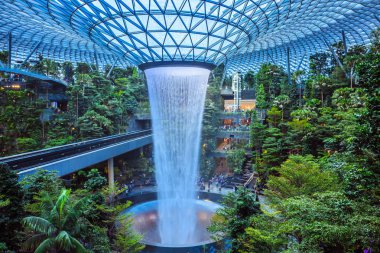 Singapur - 24 Temmuz 2019: Dünyanın en uzun kapalı şelalesi, Jewel Changi Havalimanı, Singapur 'da teraslı bir orman ile çevrili Yağmur Girdabı.
