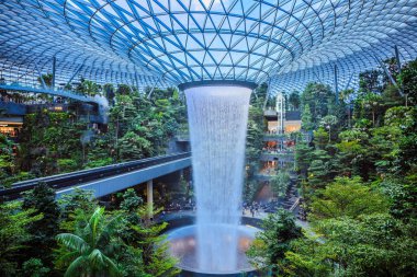 Singapur - 24 Temmuz 2019: Dünyanın en uzun kapalı şelalesi, Jewel Changi Havalimanı, Singapur 'da teraslı bir orman ile çevrili Yağmur Girdabı.
