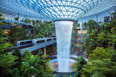 Singapur - 24 Temmuz 2019: Dünyanın en uzun kapalı şelalesi, Jewel Changi Havalimanı, Singapur 'da teraslı bir orman ile çevrili Yağmur Girdabı.