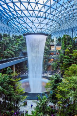 Singapur - 24 Temmuz 2019: Dünyanın en uzun kapalı şelalesi, Jewel Changi Havalimanı, Singapur 'da teraslı bir orman ile çevrili Yağmur Girdabı.