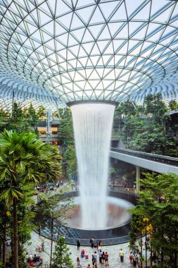 Singapur - 24 Temmuz 2019: Dünyanın en uzun kapalı şelalesi, Jewel Changi Havalimanı, Singapur 'da teraslı bir orman ile çevrili Yağmur Girdabı.