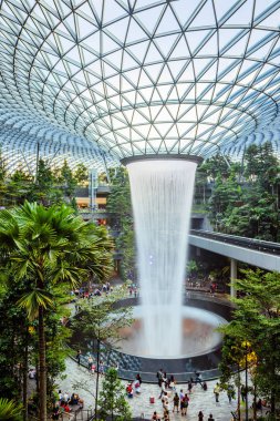 Singapur - 24 Temmuz 2019: Dünyanın en uzun kapalı şelalesi, Jewel Changi Havalimanı, Singapur 'da teraslı bir orman ile çevrili Yağmur Girdabı.