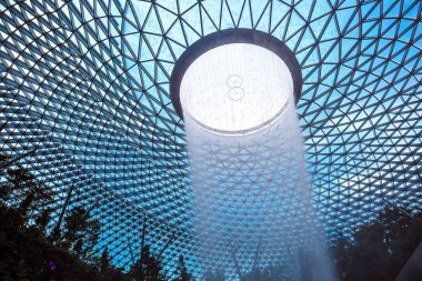 Singapur Jewel Changi Havalimanı 'nda teraslı bir orman ile çevrili olan Yağmur Girdabı adlı dünyanın en uzun kapalı şelalesi..
