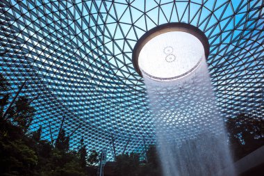 Singapur Jewel Changi Havalimanı 'nda teraslı bir orman ile çevrili olan Yağmur Girdabı adlı dünyanın en uzun kapalı şelalesi..