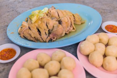 Malacca stili Haşlanmış tavuk ve pirinç topları Kedai Kopi Chung Wah adlı bir restoranda servis ediliyor..