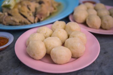 Malacca stili Haşlanmış tavuk ve pirinç topları Kedai Kopi Chung Wah adlı bir restoranda servis ediliyor..