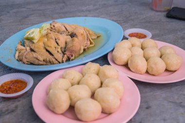 Malacca stili Haşlanmış tavuk ve pirinç topları Kedai Kopi Chung Wah adlı bir restoranda servis ediliyor..