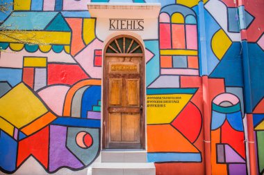 Malacca Jonker caddesinin yanında canlı bir duvar resmi.