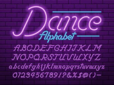 Büyük, küçük, sayılar ve sembollerle parlayan neon ışıklı alfabe tasarımı