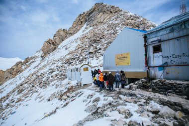 İnsanlar umumi tuvalette kuyruğa giriyor, ama soğuk hava ve karın varlığı yüzünden, bütün tuvaletler çalışmıyor..