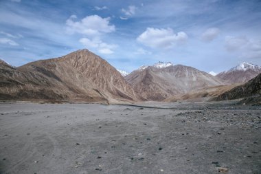 Nubra Vadisi, Ladakh 'ın başkenti Leh' in yaklaşık 150 km kuzeyinde yer alan geniş, düz ve geniş bir bölgedir..