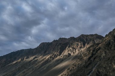 Güzel dağ manzaralı Nubra Vadisi, Hindistan.