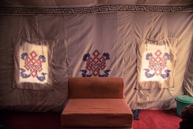 Kamp içinde bir Tibet dini sembolü.