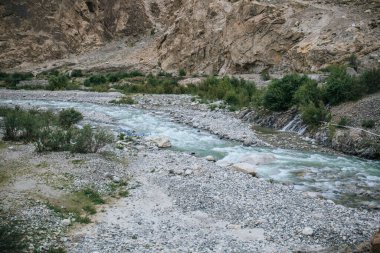 Shyok nehri Hindistan 'ın kuzeyindeki Ladakh ve Pakistan' ın GilgitBaltistan bölgesinden geçer..