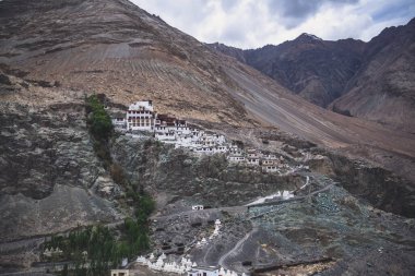 Jammu, Diskit Gompa Kuzey Hindistan 'ın Nubra Vadisi' ndeki en eski ve en büyük Budist manastırı..