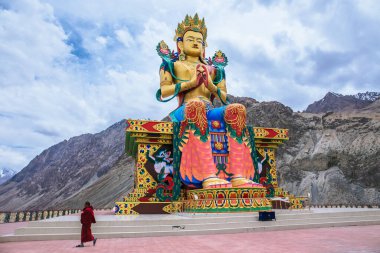 32 metre yüksekliğindeki Maitreya Buddha heykeli Diskit Manastırı yakınlarında Pakistan 'a doğru Shyok Nehri' nin aşağısına bakıyor. Maitreya Buddha 'nın inşasının arkasındaki fikir barışı ve korumayı desteklemektir.