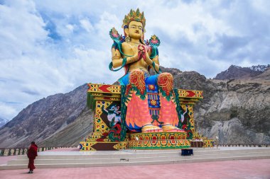 32 metre yüksekliğindeki Maitreya Buddha heykeli Diskit Manastırı yakınlarında Pakistan 'a doğru Shyok Nehri' nin aşağısına bakıyor. Maitreya Buddha 'nın inşasının arkasındaki fikir barışı ve korumayı desteklemektir.