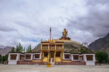 32 metre yüksekliğindeki Maitreya Buddha heykeli Diskit Manastırı yakınlarında Pakistan 'a doğru Shyok Nehri' nin aşağısına bakıyor. Maitreya Buddha 'nın inşasının arkasındaki fikir barışı ve korumayı desteklemektir.