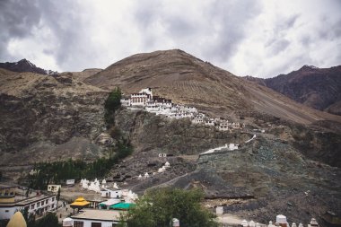 Jammu, Diskit Gompa Kuzey Hindistan 'ın Nubra Vadisi' ndeki en eski ve en büyük Budist manastırı..