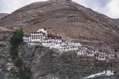 Jammu, Diskit Gompa Kuzey Hindistan 'ın Nubra Vadisi' ndeki en eski ve en büyük Budist manastırı..