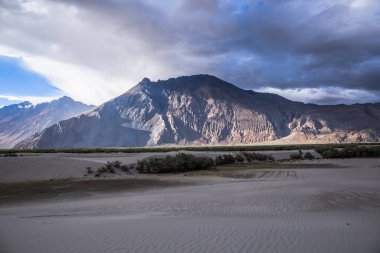 Hunder Sand Kumulları 4,000 metre yükseklikte yer almaktadır. Çöl, yumuşak bir akarsu ve göz kamaştırıcı manzarayla kesilir..