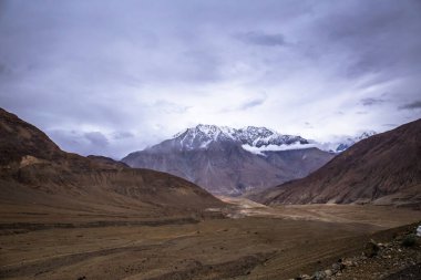 Khardung La yolu ile Jammu ve Kashmir 'in Ladakh bölgesindeki dağ geçidi arasındaki manzara.