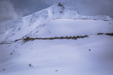 Bütün ağır kamyonlar, motosikletler ve kiralık araçlar düzenli olarak Khardung La Geçidi 'nden Nubra Vadisi' ne geçtiğinde trafik hep sıkışıktı.