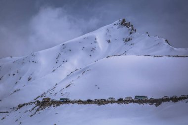 Bütün ağır kamyonlar, motosikletler ve kiralık araçlar düzenli olarak Khardung La Geçidi 'nden Nubra Vadisi' ne geçtiğinde trafik hep sıkışıktı.