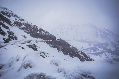 Bütün ağır kamyonlar, motosikletler ve kiralık araçlar düzenli olarak Khardung La Geçidi 'nden Nubra Vadisi' ne geçtiğinde trafik hep sıkışıktı.