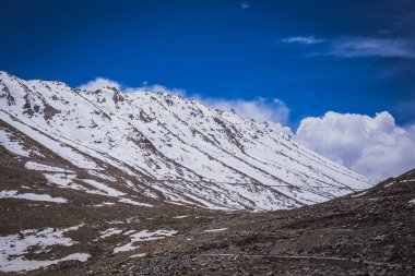 Pangong Tso, Ladakh, Hindistan yolunda kar manzaralı bir dağ manzarası..
