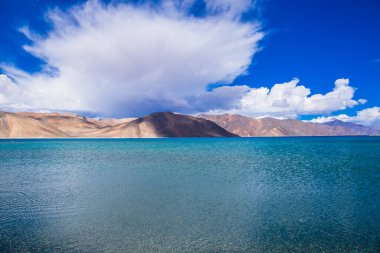 Pangong gölü 134 km uzunluğundadır ve Hindistan 'dan Çin' e kadar uzanır. Gölün uzunluğunun yaklaşık% 60 'ı Çin' de bulunuyor..