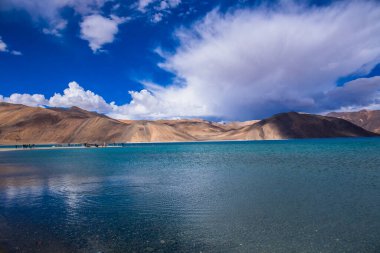 Pangong gölü 134 km uzunluğundadır ve Hindistan 'dan Çin' e kadar uzanır. Gölün uzunluğunun yaklaşık% 60 'ı Çin' de bulunuyor..