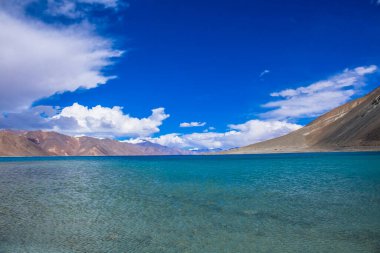 Pangong gölü 134 km uzunluğundadır ve Hindistan 'dan Çin' e kadar uzanır. Gölün uzunluğunun yaklaşık% 60 'ı Çin' de bulunuyor..