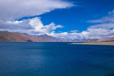 Pangong gölü 134 km uzunluğundadır ve Hindistan 'dan Çin' e kadar uzanır. Gölün uzunluğunun yaklaşık% 60 'ı Çin' de bulunuyor..